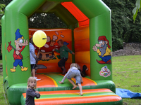 De kleinsten hadden hun plezier op het springkasteel.